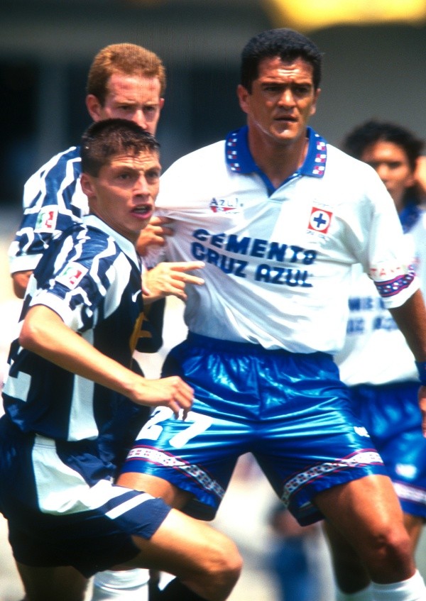 Carlos Hermosillo con la playera de Cruz Azul (JAM Media)