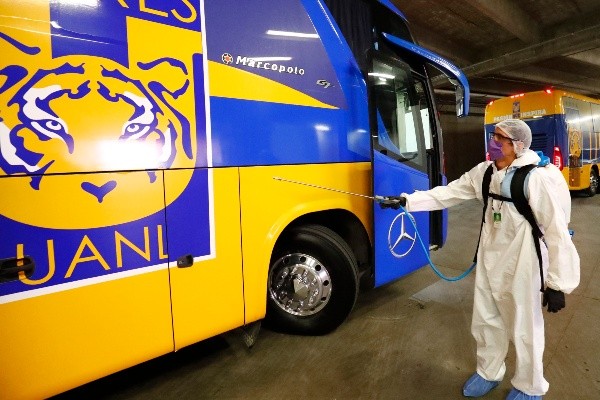 Desinfección al transporte de Tigres (Getty Images)