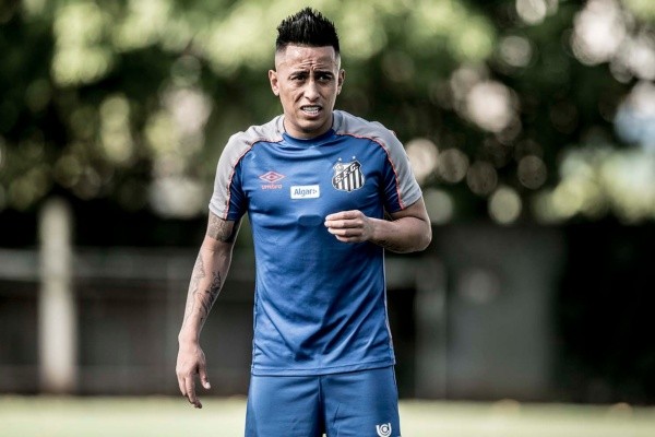 Peruano não empolgou com a camisa do Peixe (Foto: Ivan Storti/Santos FC)