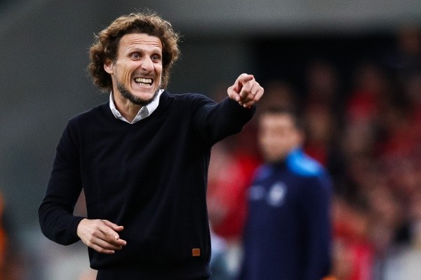 Forlán hace experiencia como entrenador de Peñarol (Getty Images)