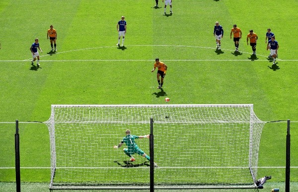 Raúl Jiménez dejando en ridículo a Jordan Pickford, de Everton (Getty Images)