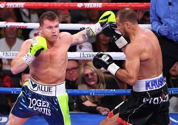 Canelo Álvarez en acción (Getty)