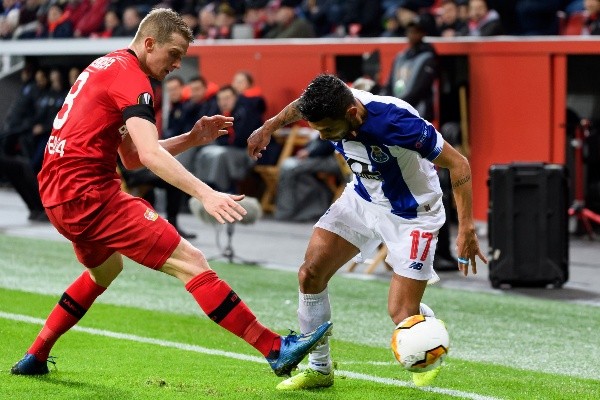 Tecatito gambeteando grente al Bayern Leverkusen (Getty Images)