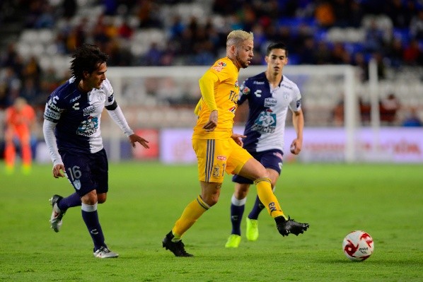 Nicolás López traslada el esférico (Jam Media)