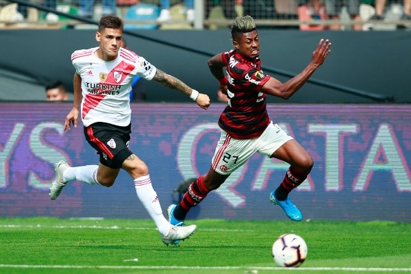 Martínez Quarta enfrentando a Flamengo. (Foto: Getty)