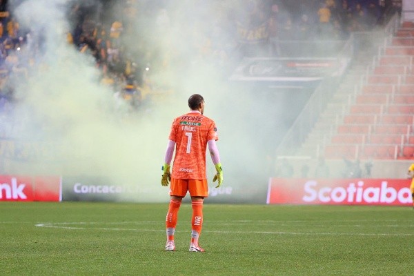Nahuel Guzmán tras la cortina de humo (Getty)