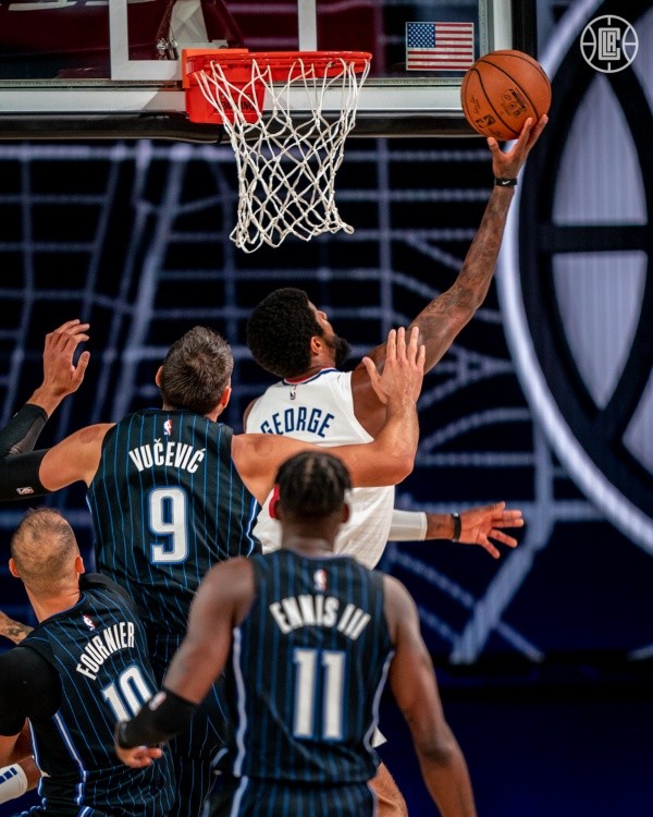 Paul George superando a Nikola Vucevic (@LAClippers)