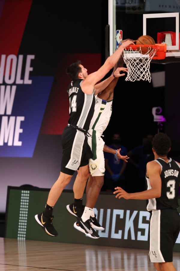 Drew Eubanks y la volcada a Thanasis Antetokounmpo