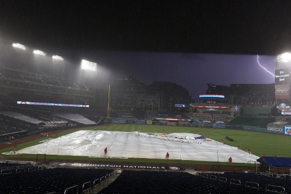 Hasta el momento la suspensión es temporal y se está a la espera que la lluvia pase, pero al ser un juego que ya se considera como completo, las estadísticas se contabilizan y de darse una reanudación sería el sábado ya que el viernes descansan ambos equipos. 