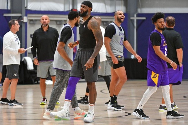 Los Lakers juegan frente a los Mavericks. (Getty)