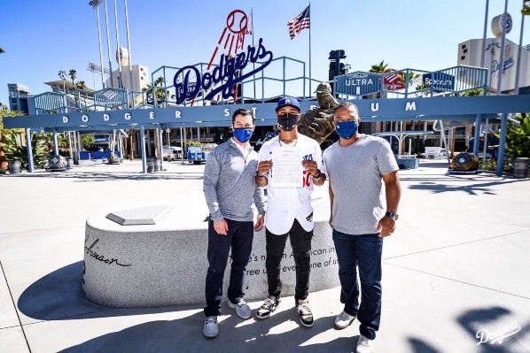 Mookie Betts mostrando su contrato (@Dodgers)