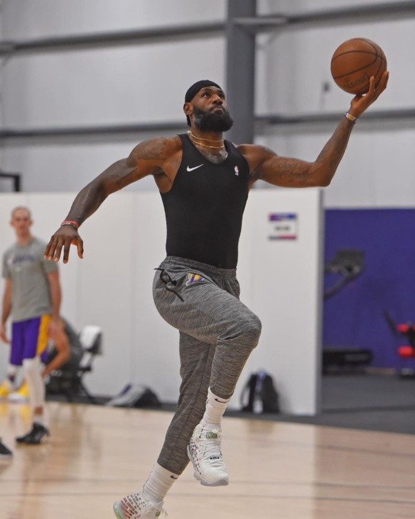 James entrenando con los Lakers (@NBA)