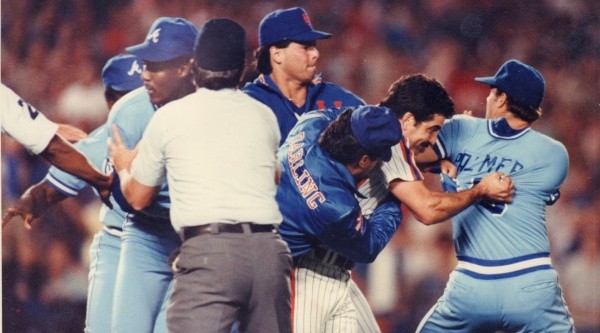 Keith Hernández (Mets) scuffles with Braves’ David Palmer. (Getty)
