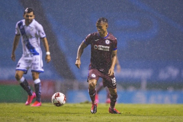 La lluvia se hizo presente en el partido entre Puebla y Cruz Azul. (Twitter)