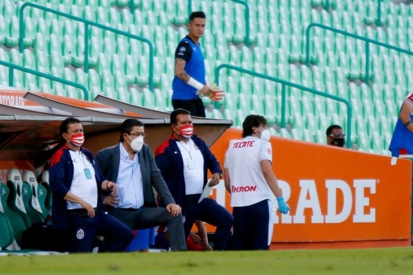 Tena y su cuerpo técnico en el Corona (Getty)