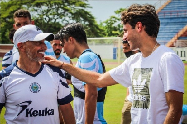 Chaco Giménez recibió sorprendido la visita de su hijo Santiago. (@cancun_fc)