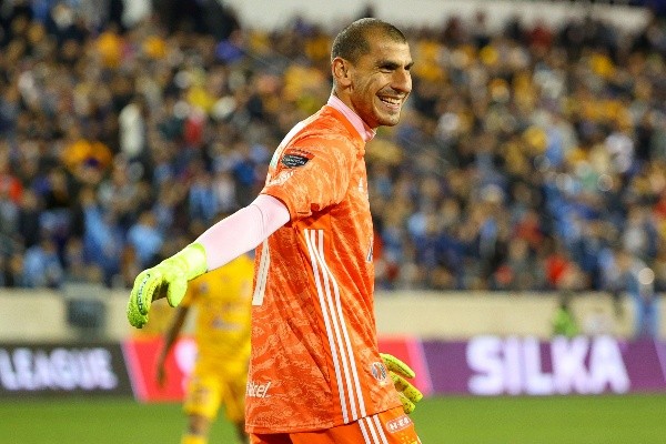 Nahuel Guzmán le respondió con altura a Carlos Albert (Getty Images)