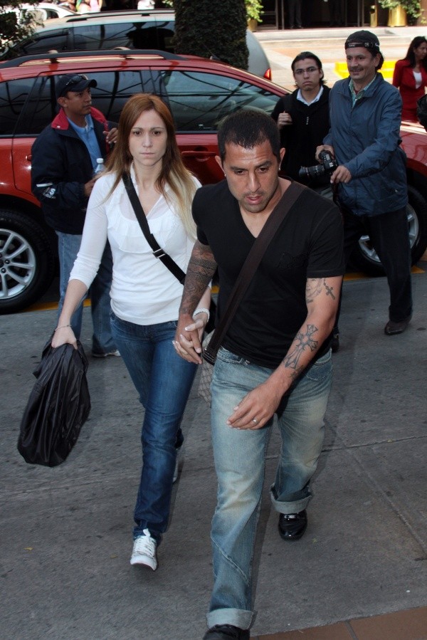 El Rolfi Montenegro llegando al hospital donde estaba internado Cabañas (Jam Media)