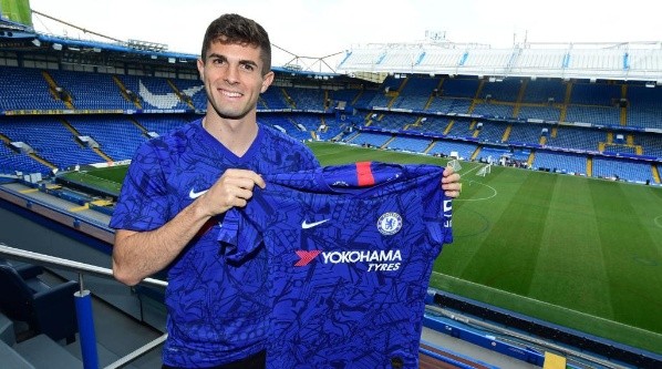 Christian Pulisic takes a picture with the Chelsea jersey upon his arrival to the club. (Getty)