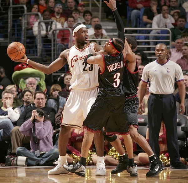 Allen Iverson enfrentando a LeBron James (Getty)