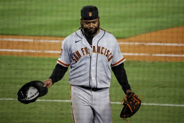 Johnny Cueto y su frustración por el error de Pence