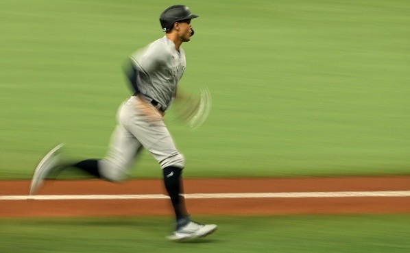 Stanton bateando con números de Jugador Más Valioso (Getty)