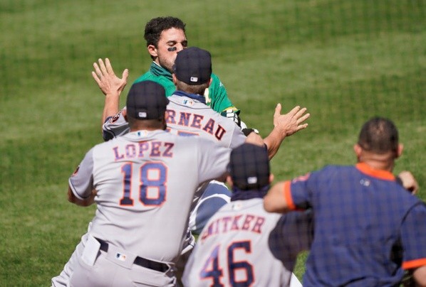 Ramón Laureano en la pelea con los Astros (Getty Images)