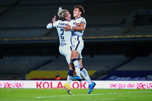 Juan Ignacio Dinenno celebra su gol junto a Alan Mozo (Getty Images)