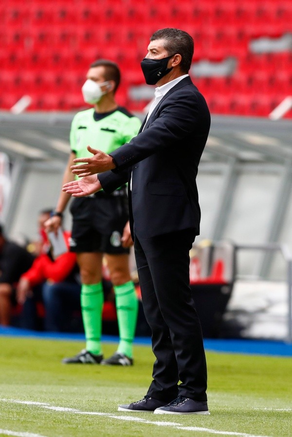 Chepo de la Torre, molesto con el VAR de vuelta (Getty Images)