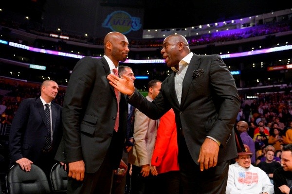 Magic Johnson y Kobe Bryant, leyendas de los Lakers (Getty)