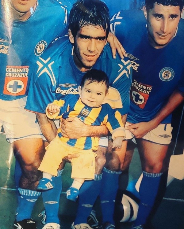 César Delgado en Cruz Azul con su hijo recién nacido. (Instagram chelitodelgado19)