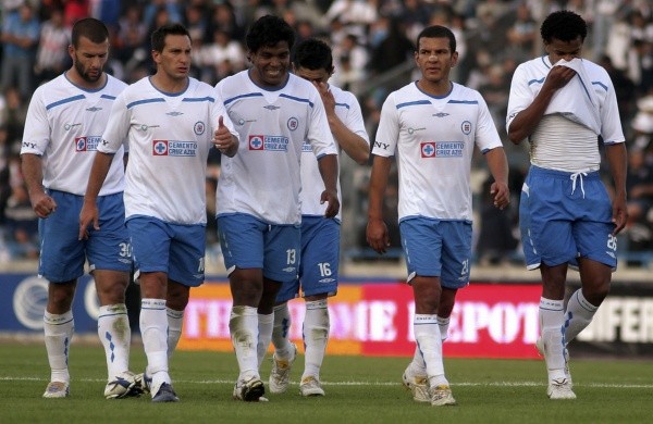 Melvin Brown y el equipo de Cruz Azul en un partido ante Monterrey