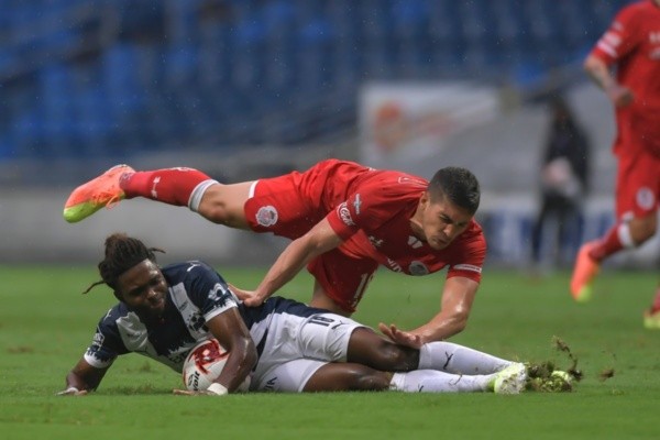 Avilés Hurtado disputa el balón en Monterrey vs. Toluca
