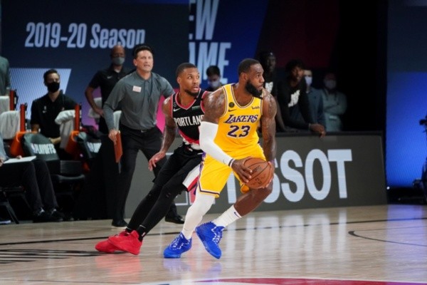 LeBron James se enfrenta a Damian Lillard en playoffs de la NBA (Getty)