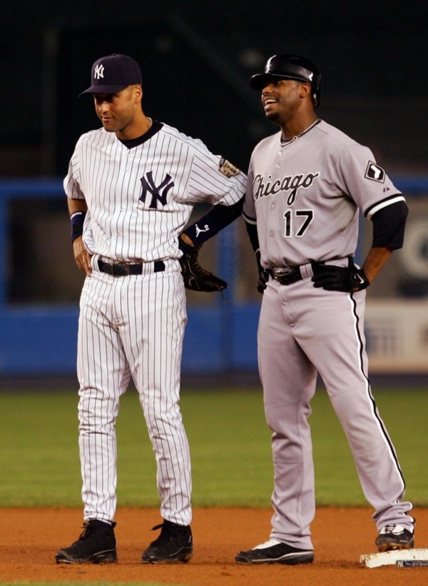 Ken Griffey Jr. enfrentando al emblema de los Yankees, Derek Jeter (Getty)