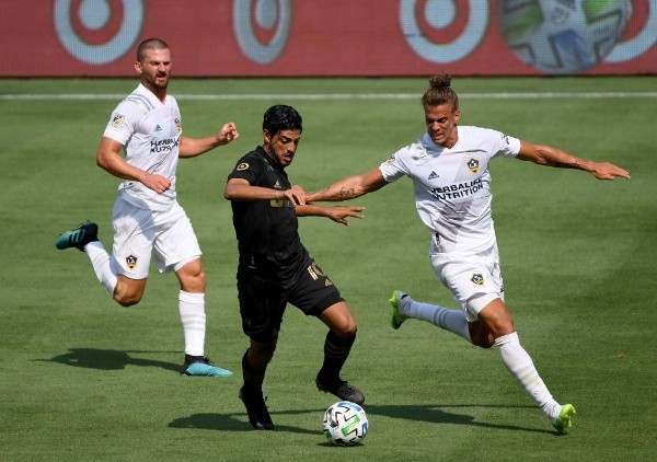 Carlos Vela en el clásico del Tráfico. 