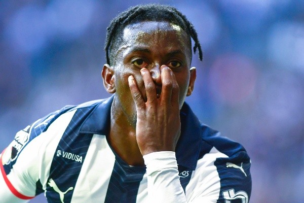 Aké Loba con Rayados de Monterrey.