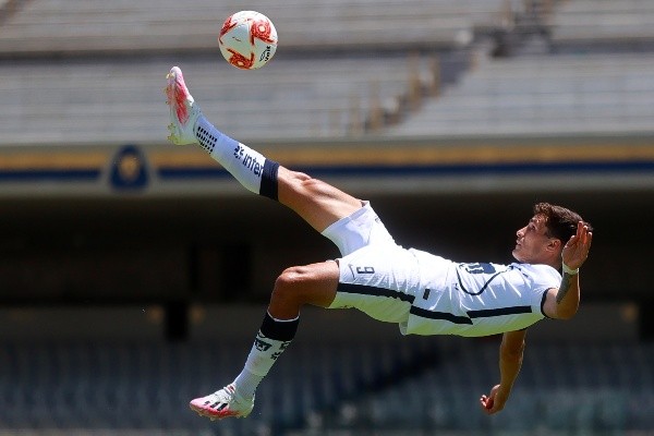 Juan Dinneno intentando una chilena (Getty Images)