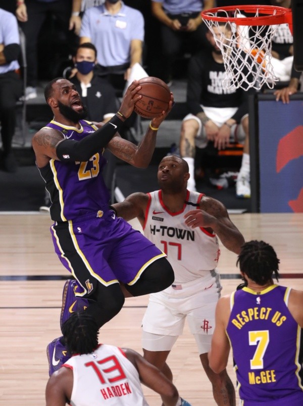 James anotó 20 puntos en derrota ante Rockets (Getty)