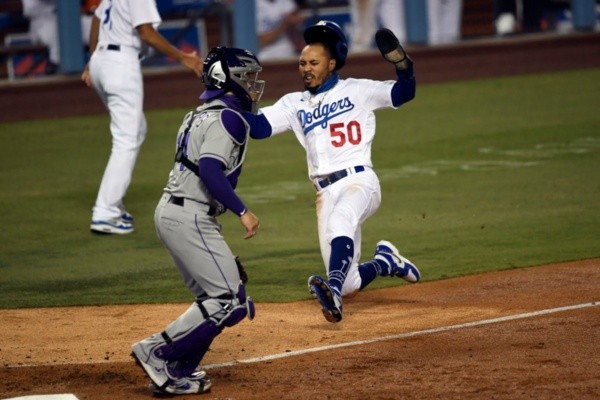 Mookie Betts en triunfo de los Dodgers ante Rockies (Getty)