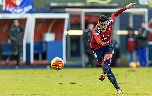 Mikel Merino debutó con 18 años en Primera División, jugando para Osasuna.
