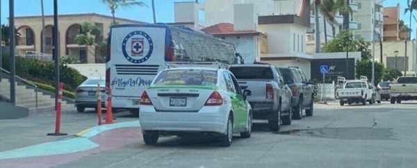 Así se vio el camión de Cruz Azul en Mazatlán esta semana. (Twitter cordova_sports)