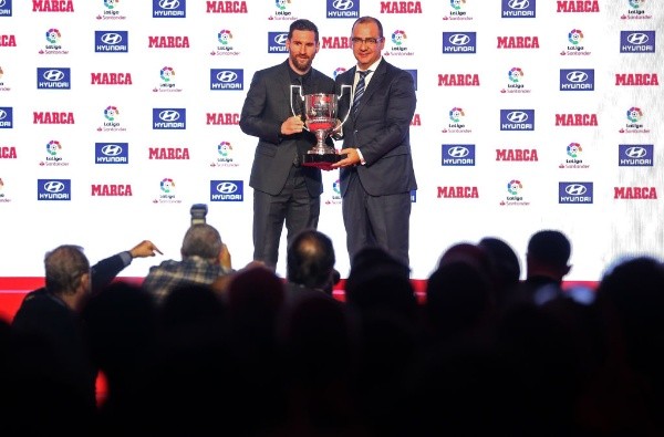 Messi recibiendo el pichichi. (Getty)