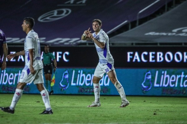 Santiago Giménez celebrando su gol esta noche. (Cruz Azul)
