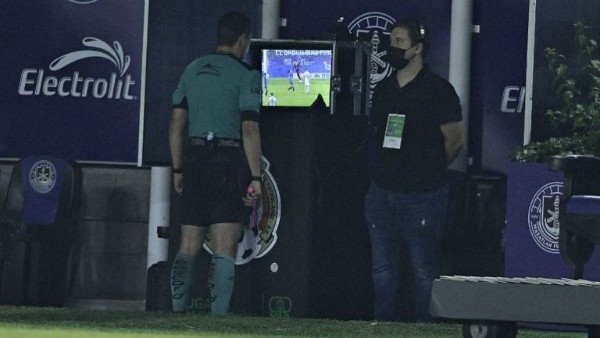Macías tomó la decisión de mantener el gol de Cruz Azul (IMAGO)