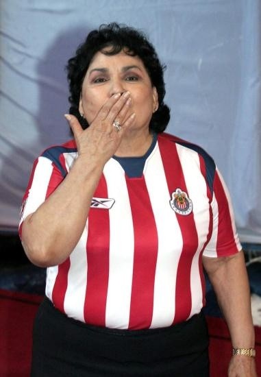 Carmen Salinas y todo su amor por la camiseta de Chivas (Twitter)