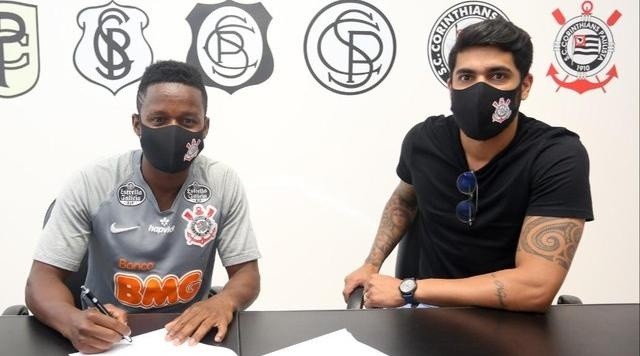 Cazares assinou de forma oficial com o Timão - Foto: Divulgação/Corinthians,