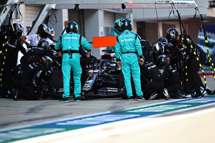 Hamilton ficou 10 segundos sem poder mexer no carro. (Foto: Getty Images)