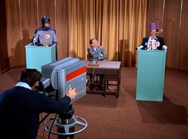 Batman y el Pinguino debate Trump Biden