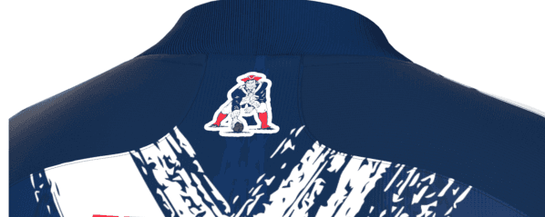 El antiguo logo de los Patriots está en el cuello del jersey de local.